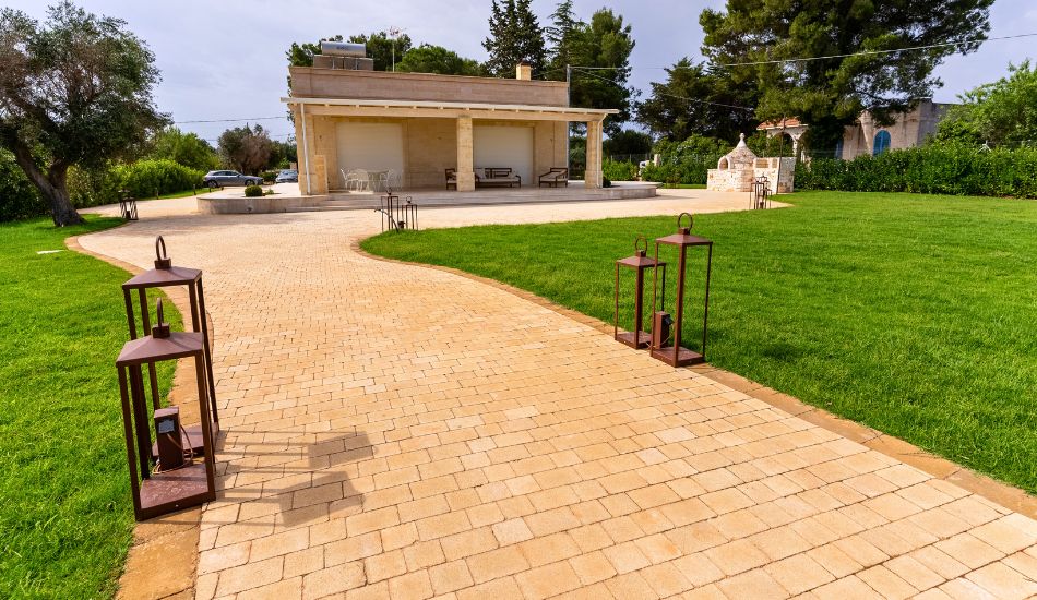 Scopri come il designer Del Gottardo ha trasformato una villa anni '60 in una dimora che rispecchia l'anima della campagna pugliese.