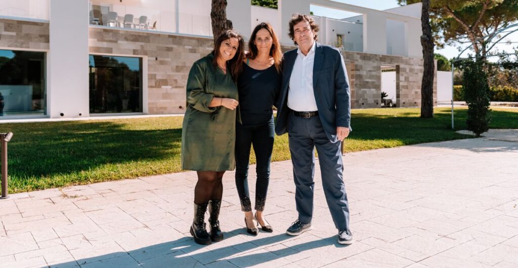 Come pavimentare gli esterni di una villa senza rovinare l'ambiente naturale? Il caso Villa Sanarica con masselli permeabili Vibrotek