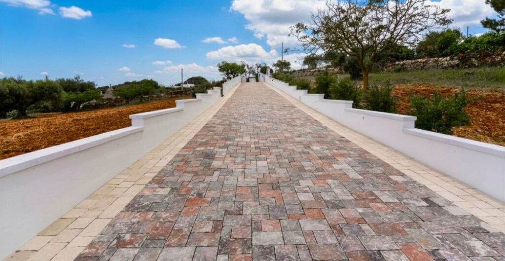 oltre 500 mq di pavimentazione esterna Appia Antico per una villa nella Valle d'Itria, realizzata col servizio chiavi in mano Pavimento Perfetto®